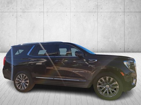 Used 2021 GMC Yukon Denali w/ Denali Premium Package image 3