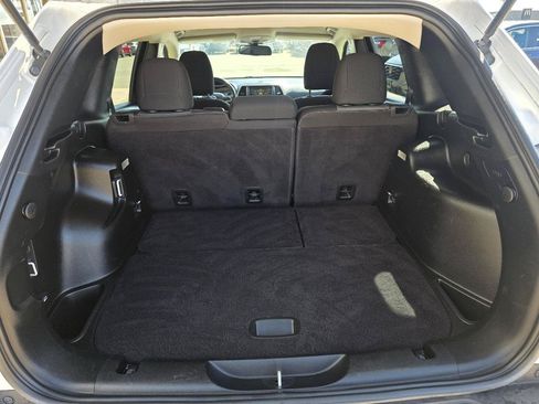Used 2018 Jeep Cherokee Latitude w/ Altitude Package FWD image 25