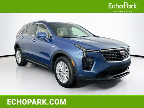 Used 2024 Cadillac XT4 Luxury w/ Cold Weather Package FWD image 1
