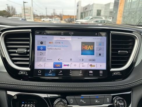 New 2026 Chrysler Pacifica Limited w/ S Appearance Package FWD image 32