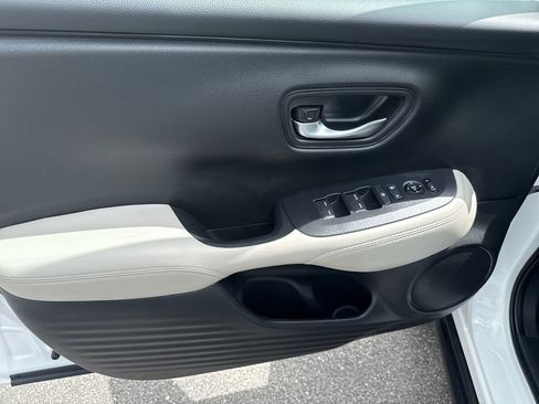 Certified 2025 Honda HR-V LX image 9