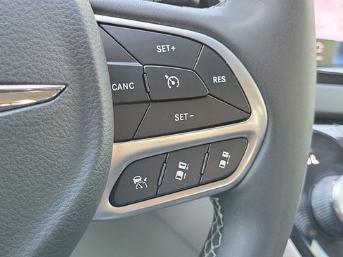 Used 2023 Chrysler Pacifica Touring-L FWD image 29