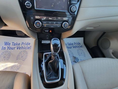 Used 2017 Nissan Rogue SV w/ SV Premium Package AWD/4WD image 16