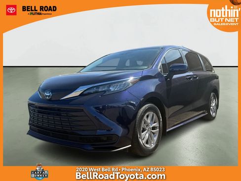 Used 2025 Toyota Sienna LE w/ LE Plus Package image 1