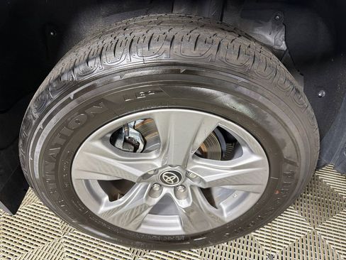 Used 2024 Toyota RAV4 XLE AWD/4WD image 17