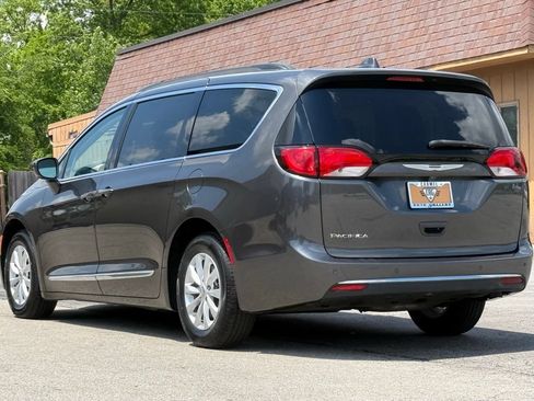 Used 2017 Chrysler Pacifica Touring-L w/ 13 Speaker Alpine Sound Group FWD image 3