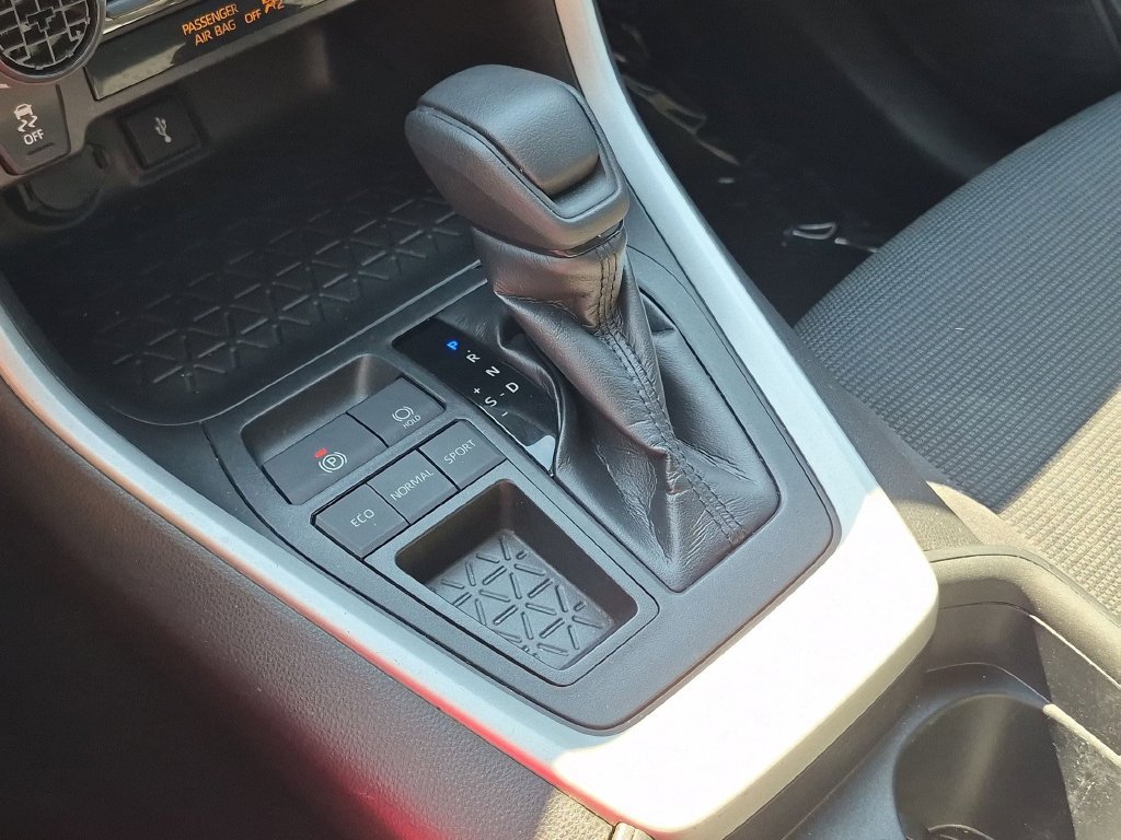 Used 2020 Toyota RAV4 LE FWD image 25