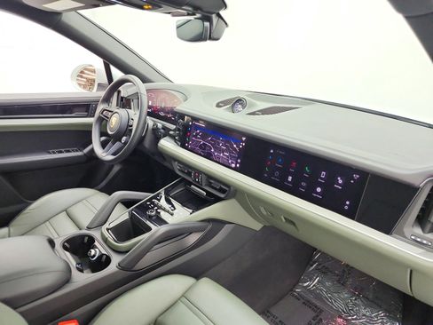 Used 2024 Porsche Cayenne Coupe AWD image 28