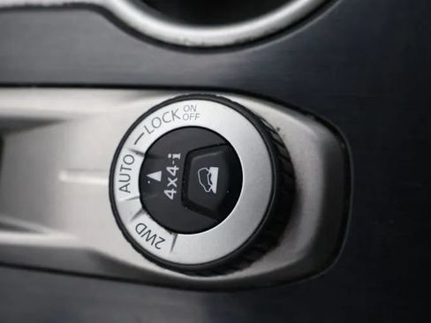 Used 2017 Nissan Pathfinder SV AWD/4WD image 37