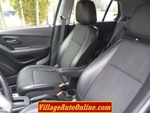 Used 2019 Chevrolet Trax LT w/ LT Convenience Package FWD image 17
