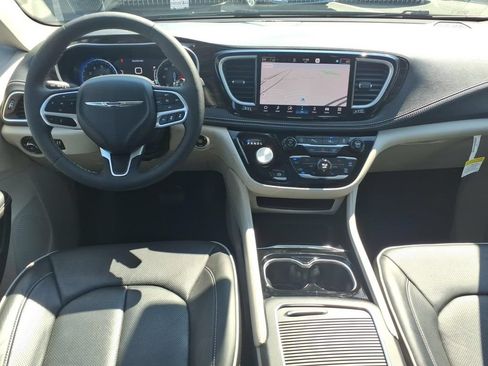 Certified 2024 Chrysler Pacifica Limited AWD/4WD image 15