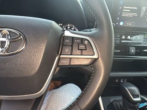Used 2024 Toyota Highlander LE image 4