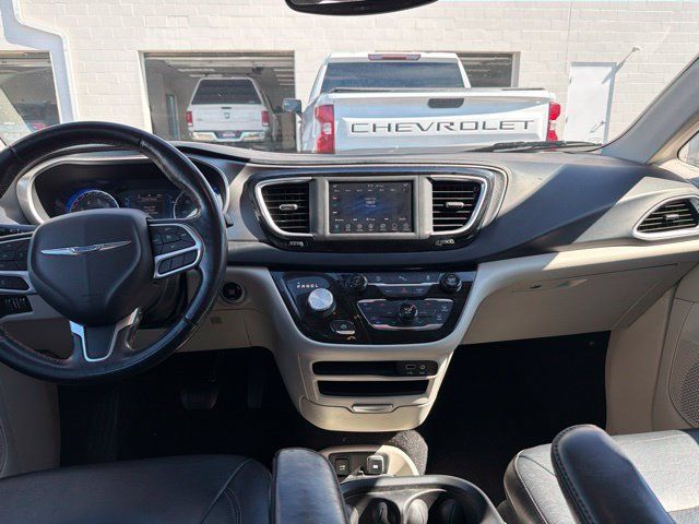 Used 2020 Chrysler Pacifica Touring-L FWD image 20