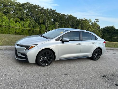 Used 2023 Toyota Corolla SE FWD image 2