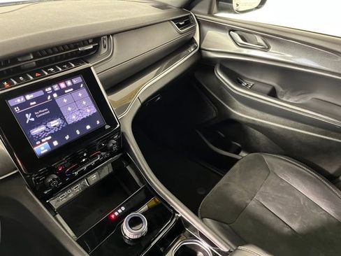 Used 2023 Jeep Grand Cherokee L Laredo image 33