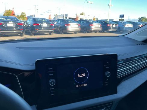 Used 2025 Volkswagen Jetta SE image 18