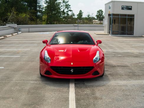 Used 2017 Ferrari California T image 3