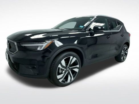 Used 2025 Volvo XC40 B5 Plus image 21