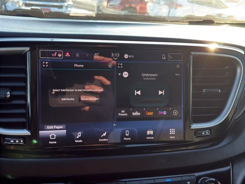 Used 2025 Chrysler Voyager LX image 17