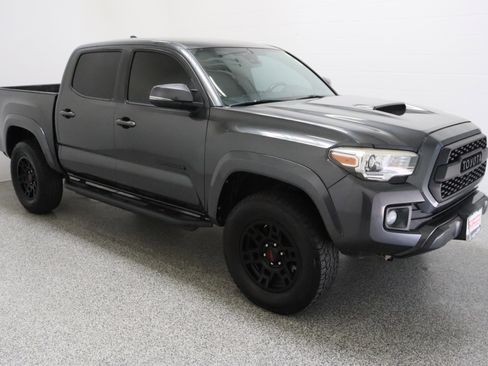 Used 2018 Toyota Tacoma TRD Sport w/ Technology Package RWD image 4