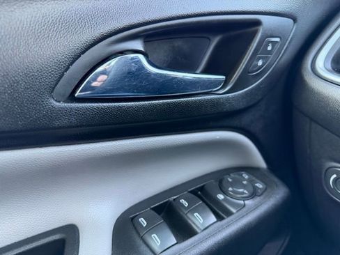 Used 2022 Chevrolet Equinox LS AWD/4WD image 17