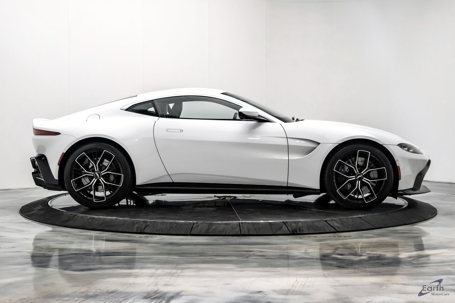 Used 2022 Aston Martin V8 Vantage Coupe RWD image 24