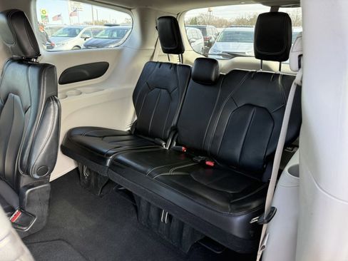 Used 2023 Chrysler Pacifica Touring-L image 15