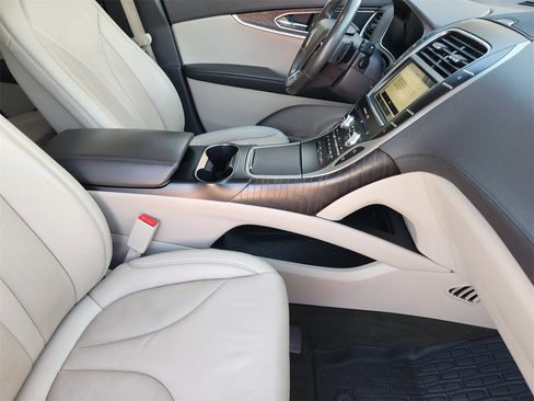 Used 2019 Lincoln Nautilus Select image 13