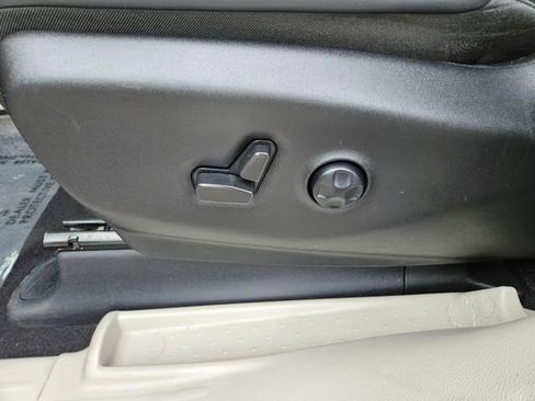 Used 2023 Chrysler Pacifica Touring-L FWD image 24