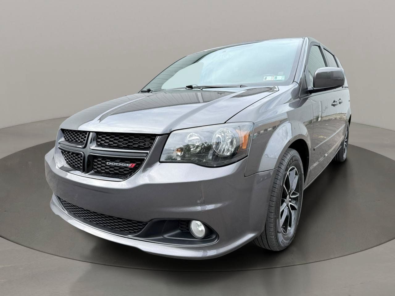 Used 2017 Dodge Grand Caravan SXT w/ Driver Convenience Group FWD image 2