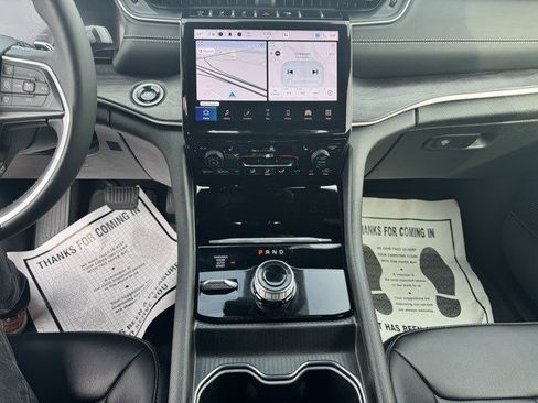 Used 2024 Jeep Grand Cherokee L Limited image 17