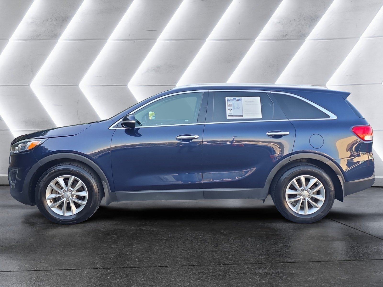 Used 2016 Kia Sorento 2WD LX w/ LX Convenience Package image 2