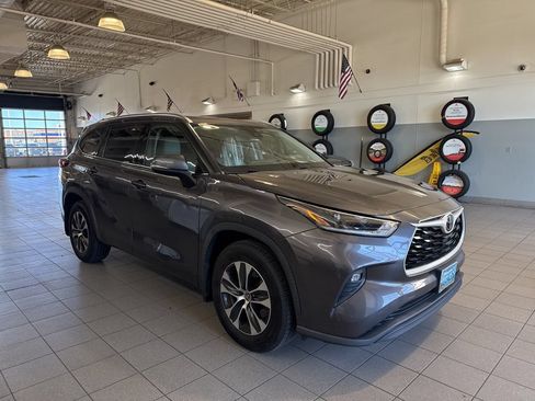 Used 2021 Toyota Highlander XLE AWD/4WD image 4