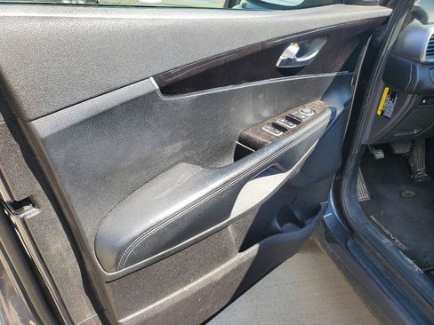 Used 2018 Kia Sorento FWD image 16