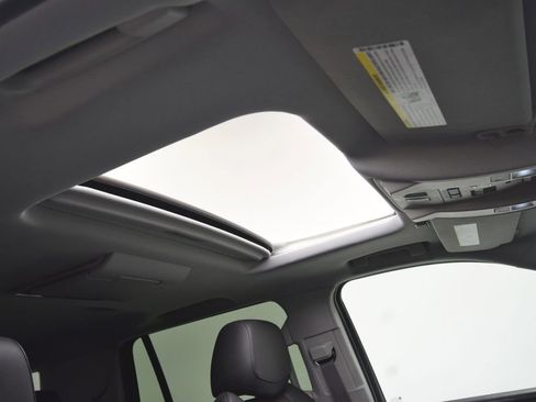 Used 2015 Cadillac Escalade Premium image 17