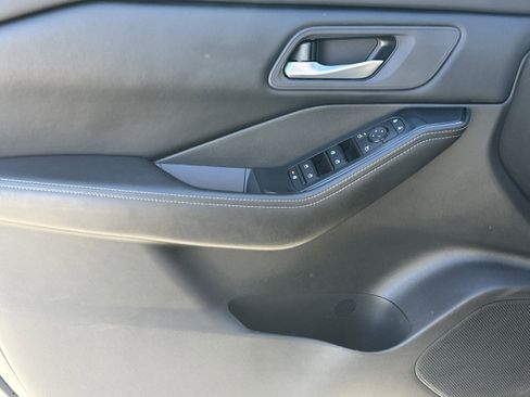 Used 2024 Nissan Rogue SV image 10