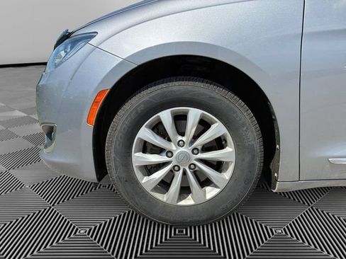 Used 2017 Chrysler Pacifica Touring-L FWD image 9