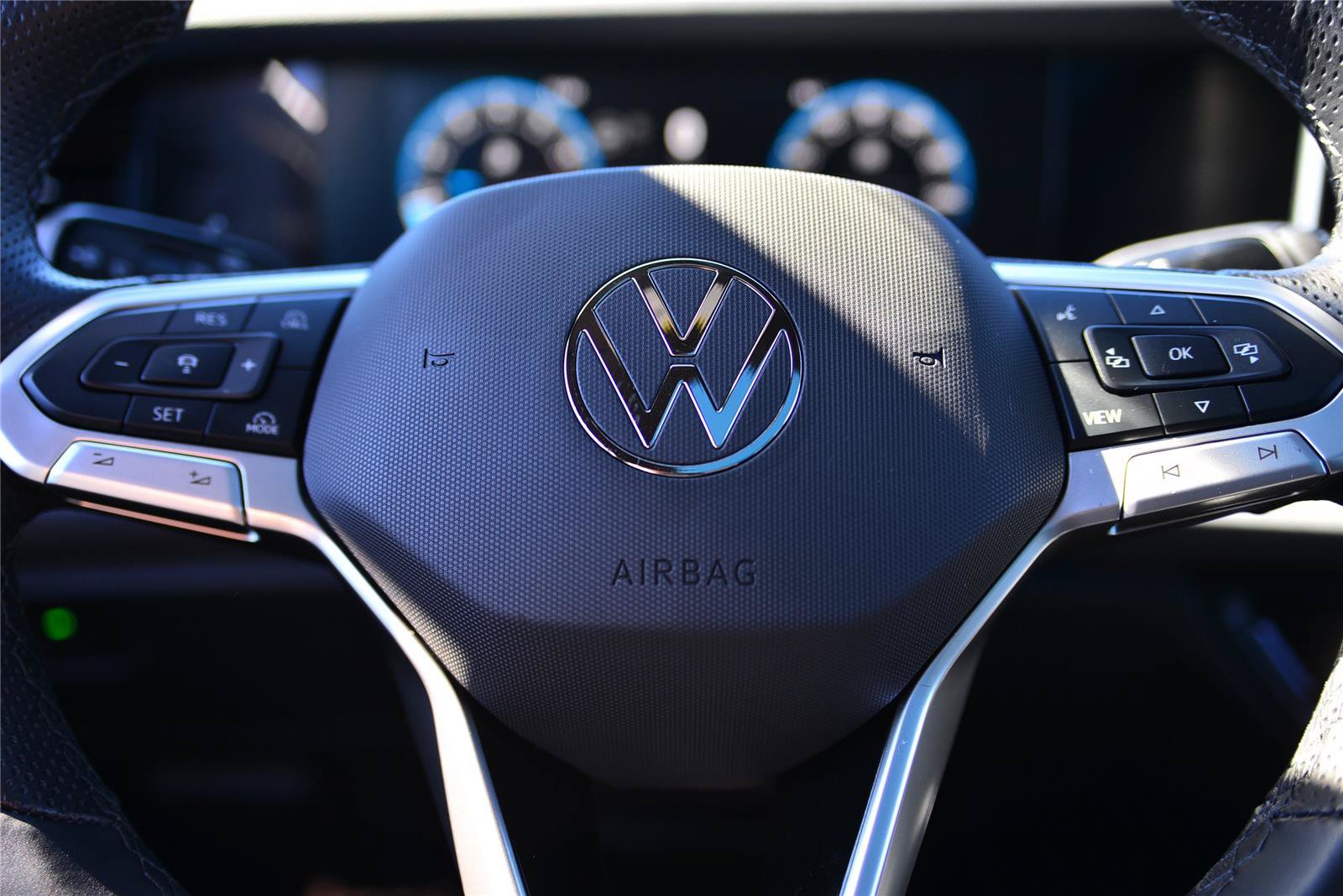 Certified 2025 Volkswagen Tiguan SE R-Line AWD/4WD image 31