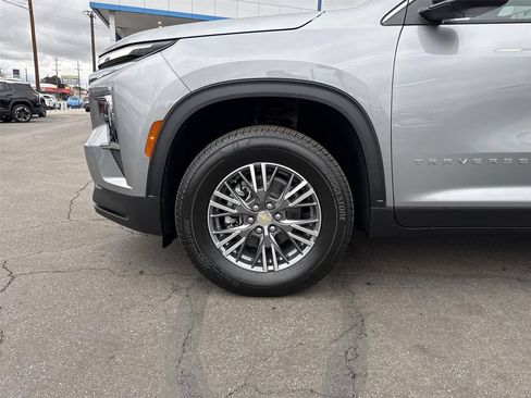 Used 2025 Chevrolet Traverse LT FWD image 25