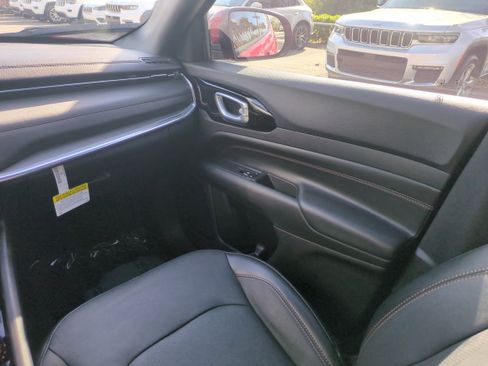 Used 2023 Jeep Compass Limited image 17