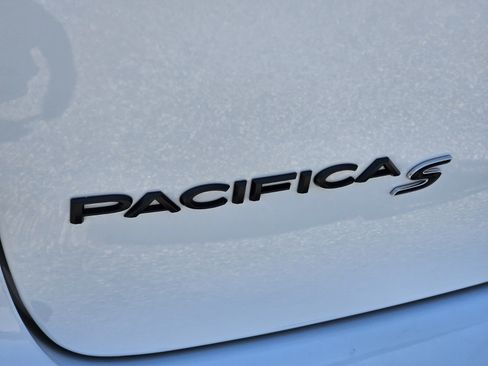 Used 2025 Chrysler Pacifica Limited FWD image 15