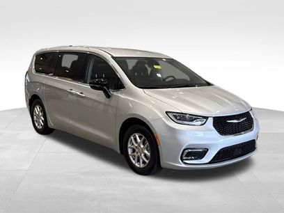 Used 2024 Chrysler Pacifica Touring-L w/ Uconnect Theater Family Group