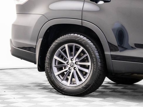 Used 2019 Toyota Highlander SE image 32