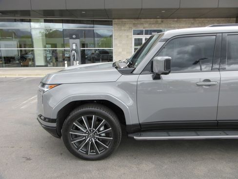 Used 2025 Lexus GX 550 w/ Accessory Package (Z1) image 2