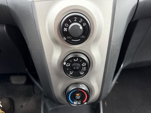 Used 2011 Toyota Yaris 4-Door Hatchback image 21