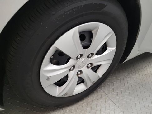 Used 2016 Hyundai Elantra SE image 31