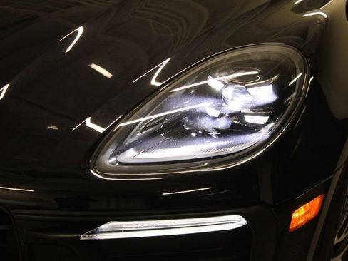 Certified 2025 Porsche Macan AWD/4WD image 12