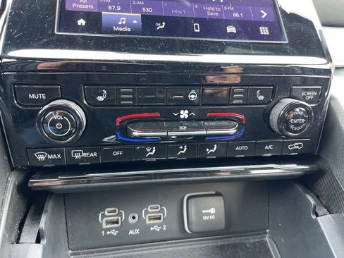 Used 2025 Jeep Grand Cherokee Altitude AWD/4WD image 13