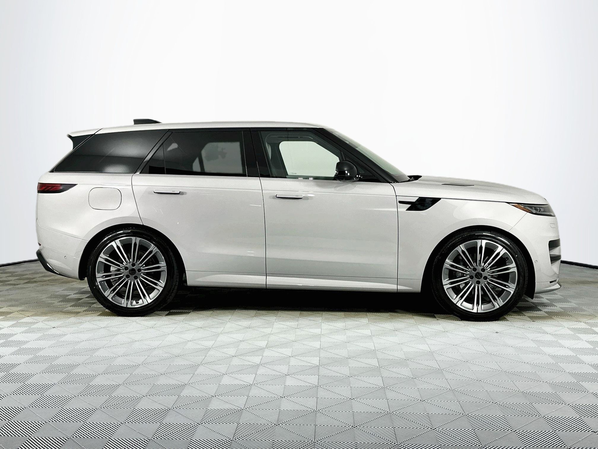 New 2027 Land Rover Range Rover Sport Dynamic SE AWD/4WD image 4