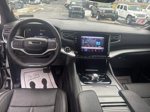 Used 2024 Jeep Wagoneer L Series II image 15